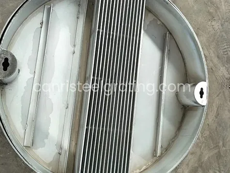 Stainless steel tray grating with drain slot