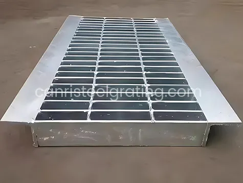 Grating for drainage with supporting plates