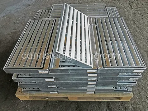 Flat profile drain grating with hinge