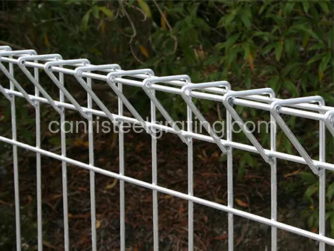 Special triangular structure on the top and bottom of fenc
